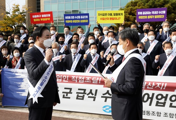 지난 4일 천안 수협연수원에서 열린 국방부의 군 급식 공급체계 개편안을 규탄하는 결의대회에서 임준택 수협중앙회장(왼쪽)과 이만식 경인북부수협 조합장(오른쪽)이 결의문을 읽고 있다. ⓒ 수협주앙회