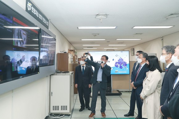 과기정통부 조경식 차관과 전국AI기업들 현장 견학 모습. ⓒ 대전시