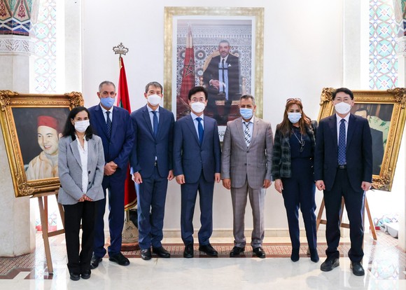 허태정 시장(왼쪽 네번째)가 모로코 주요도시 라바트시청을 방문해 2022 대전 UCLG총회 홍보 후 기념촬영을 하고 있다. ⓒ 대전시