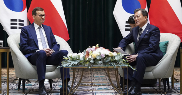 문 대통령은 폴란드 정부가 지난해 코로나19 확산 상황에서 우리 기업인의 예외적 입국 및 우리 국민의 귀국을 적극 지원해 준 것에 사의를 표했다. ⓒ 연합뉴스