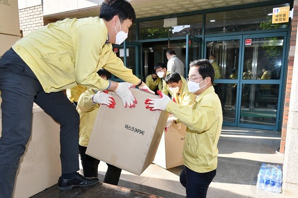 경북교육청(교육감 임종식)은 2022학년도 대학수학능력시험에 응시하는 고등학교 3학년 학생들을 대상으로 1인당 보건용 마스크 10장을 지원한다 ⓒ 경북교육청