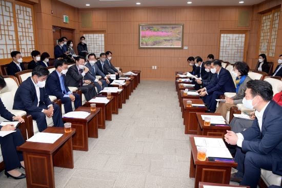 이용섭 광주광역시장이 8일 오전 시의회 열린시민홀에서 열린 시의회 의장단, 상임위원장단과의 간담회에 참석해 일상회복지원금 관련 설명을 하고 있다. ⓒ 광주광역시