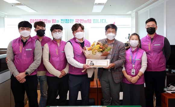 지난 5일 전남수 의원에게 감사패을 전달 후 기념촬영 모습. ⓒ 아산시