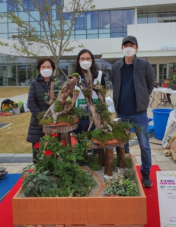 15회 충남생활원예 경진대회 아이디어정원 분야에서 최우수상을 받은 천안시 대표 서미경, 현금숙, 홍경식 씨. ⓒ 천안시