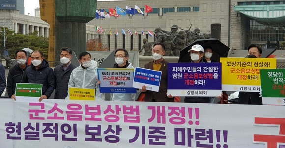 한동인 의원이 지난 8일 '군소음 피해보상법 시행령' 개정을 위한 퍼포먼스에 참석했다. ⓒ 의회사무국