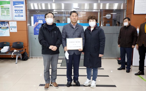 한동인 의원이 지난 8일 '군소음 피해보상법 시행령' 개정을 위한 퍼포먼스에 참석 후 건의안을 전달했다. ⓒ 의회사무국