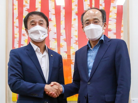 한병도 더불어민주당 원내수석부대표(왼쪽)와 추경호 국민의힘 원내수석부대표. ⓒ 연합뉴스
