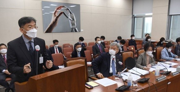 9일 국회에서 열린 과학기술정보방송통신위원회 전체회의에서 서창석 KT 네트워크혁신TF장이 질의에 응하고 있다. ⓒ 연합뉴스