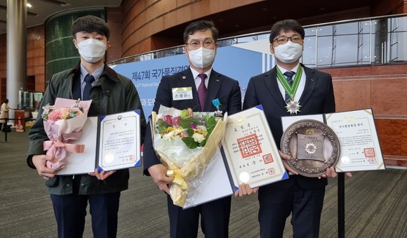 왼쪽부터 라이트 분임조인 조완이 차장(산업부 장관상), 손광준 부장(산업포장), 박준수 차장(국가품질명장). ⓒ 서부발전