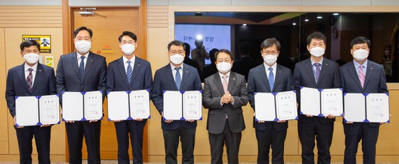 한국서부발전 박형덕 사장(왼쪽 네번째), 이하 왼쪽부터 오청환 구미건설본부장, 강정구 군산발전본부장, 황우선 태안발전본부장, 이정수 서부발전연구소장, 윤승철 평택발전본부장. ⓒ 서부발전