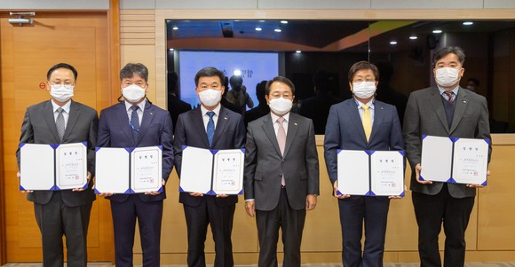 서부발전 박형덕 사장(왼쪽 다섯번째), 이하 왼쪽부터 김종성 발전처장, 김평기 안전경영실장, 백창균 정보기술처장, 한상문 관리처장, 이상현 기획처장, 문제중 환경기술처장, 이건우 건설처장. ⓒ 서부발전