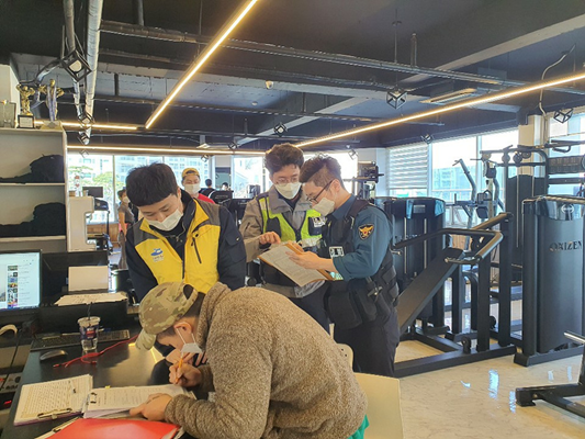 지난해 여수시 공무원이 방역수칙 준수 여부에 대해 여수경찰서와 함께 합동점검을 실시하고 있다. ⓒ 여수시