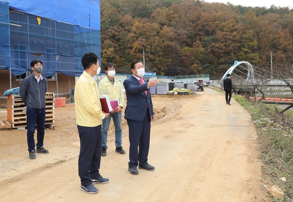 조근제 함안군수가 입곡 온새미로공원을 점검하고 있다. ⓒ 함안군