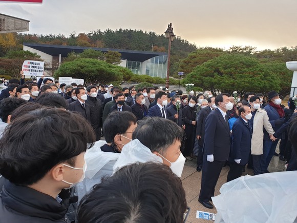 윤석열 국민의힘 대통령 후보가 광주 국립 5ㆍ18 민주묘지를 찾아 추모탑 앞에서 자신의 발언에 대한 사과와 함께 분향, 헌화를 하려고 했지만, 오월 어머니회 등 광주 시민단체들에 가로막혔다. ⓒ 프라임경제