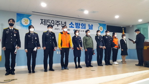윤영찬 서장이 수상자들에게 표창장을 수여하고 있다. = 구자열 시민기자