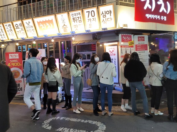 위드코로나가 시행된 첫 주말인 지난 13일 밤 10시가 넘은 시각에도 서울시 광진구 건대 앞 주점을 이용하기 위한 손님들로 붐비고 있다. =윤수현 기자