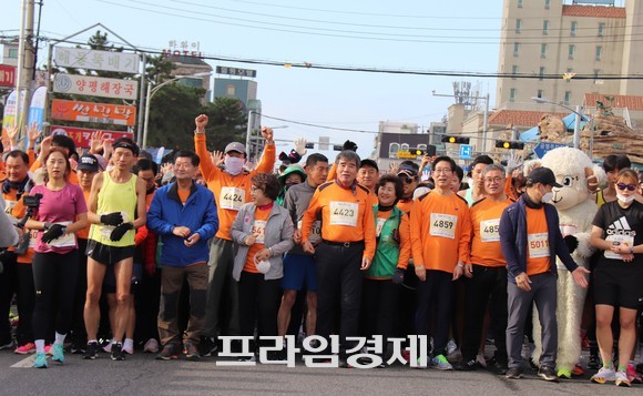 2021 보령해저터널 마라톤대회 출발 전 양승조 도지사와 김명선 도의회 의장 및 김동일 보령시장이 기념촬영을 하고 있는 모습. ⓒ 프라임경제