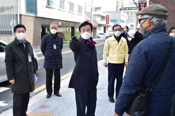 조규일 시장이 천수교~신안현대아파트 구간 보행로 개설 현장을 점검하고 있다. ⓒ 프라임경제