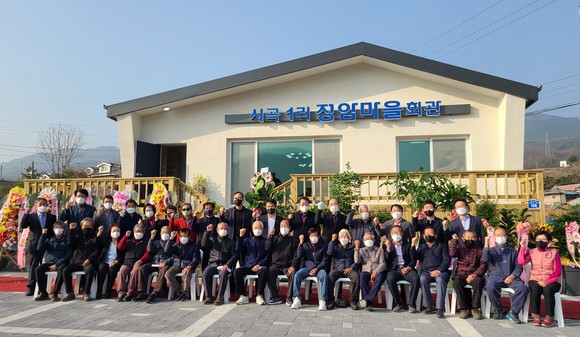 시곡1리 마을회에서는 지난 20일 시곡1리 정암 마을회관 준공식을 개최 후 기념촬영을 하고 있다. ⓒ 제천시