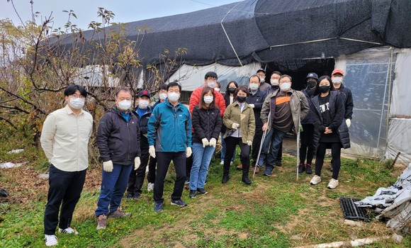 충청북도 자치연수원은 지난 20일 윤정희씨 과수원에서 농촌 일손돕기를 실시 후 기념촬영을 하고 있다. ⓒ 충북도
