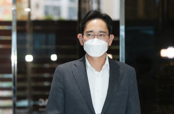 이재용 삼성전자 부회장이 캐나다·미국 출장을 위해 14일 오전 서울김포비지니스항공센터를 통해 출국하고 있다. ⓒ 연합뉴스