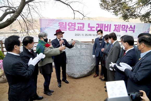 권영세 안동시장과 가수 권승 재경안동향우회 회원들이 '월영교 노래바'제막식을 자축하는 박수를 치고 있다. ⓒ 안동시