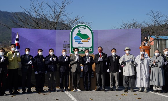 양승조 충남도지사(왼쪽 일곱번째)가 27일 예산군 내포문화숲길 예산방문자센터에서 열린 내포문화숲길 '국가숲길 지정 기념식'에 참석해 최병암 산림청장, 홍문표 국회의원 등 참석자들과 국가숲길 상징표 제막을 개최 후 기념촬영을 하고 있다. ⓒ 충남도