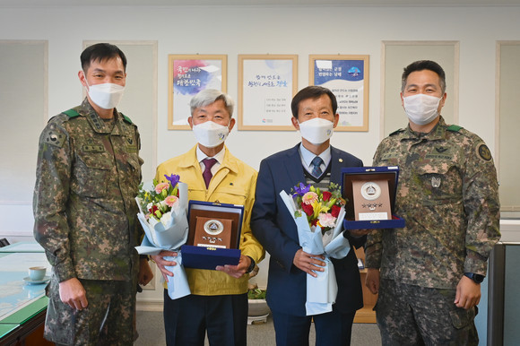 대한민국 육군이 우수지자체장에게 감사패를 전달하고 있다. ⓒ 남해군