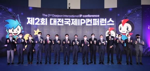 지난 30일 제2회 대전국제지식재산(IP) 컨퍼런스 개최 후 단체 기념촬영을 하고 있다. ⓒ 대전시