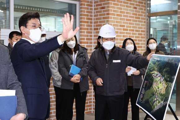 허태정 대전시장은 지난 30일 동물보호센터 운영현황을 점검하고, 반려동물 관계자, 인근지역주민들과 소통의 시간을 가졌다. ⓒ 대전시