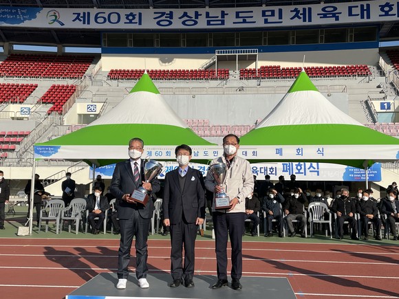 진주시체육회가 폐회식에서 모범선수단상을 수상하고 있다. ⓒ 진주시체육회