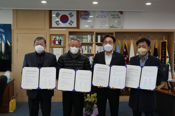 하동군이 미스터커피&, 녹차연구소, 차생산자협의회와 T828 카페&가든 업무협약을 체결하고 있다. ⓒ 하동군