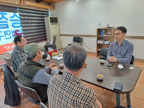 하승철 소장이 지역민들의 애로사항을 청취하고 있다. ⓒ 프라임경제
