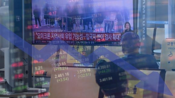 인천공항에서 코로나19 새 변이인 오미크론 관련 뉴스가 나오고 있다. ⓒ 연합뉴스 합성