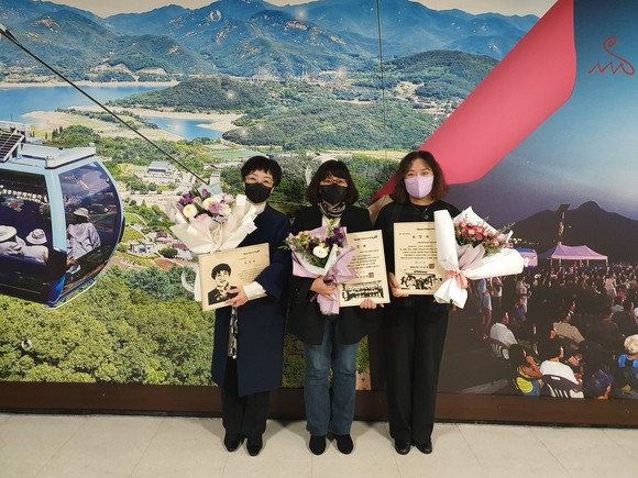 제천시는 지난 1일 '아동친화도시 조성 유공 표창'을 수여 후기념촬영을 하고 있다. ⓒ 제천시