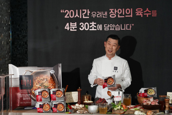 지난달 14일 장인라면 출시 기자회견에서 김홍국 하림그룹 회장이 장인라면을 소개하고 있다. ⓒ 하림