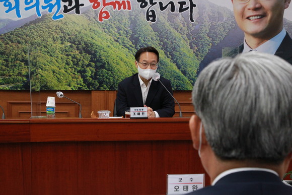 조해진 의원과 오태완 군수가 의령군 현안사업 해결을 위한 간담회를 실시하고 있다. ⓒ 프라임경제