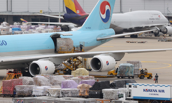 인천국제공항 화물터미널에 세워진 대한항공 항공기에 화물이 실리고 있다. ⓒ 연합뉴스