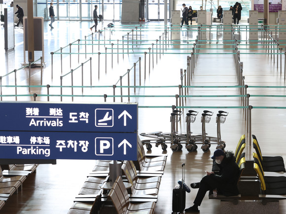 오미크론 변이에 한산한 인천국제공항 출국장. ⓒ 연합뉴스