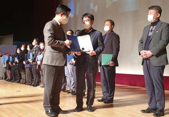 예산군이 자원봉사 유공 기관표창에 선정돼 수상하고 있다. ⓒ 예산군