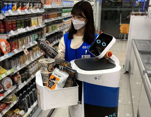 LG 클로이 서브봇이 GS25편의점에서 배달 물품을 담고 있다. ⓒ GS리테일