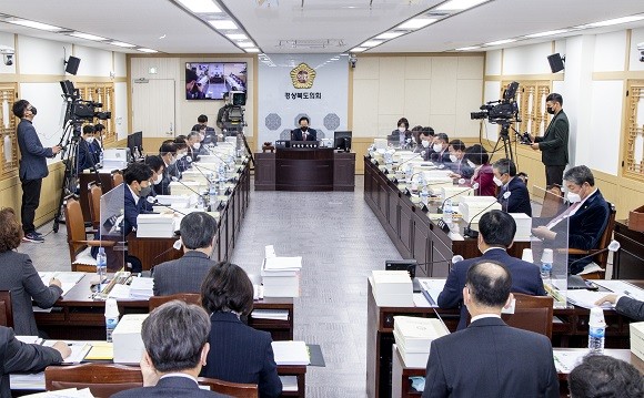 경북도의회 예결특위에서 내년도 예산안을 심사 하는 모습. ⓒ 경북도의회