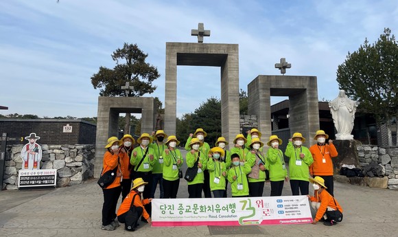 종교문화여행 치유순례 프로그램 길 최종 일정 마무리 후 단체 기념촬영 모습. ⓒ 당진시