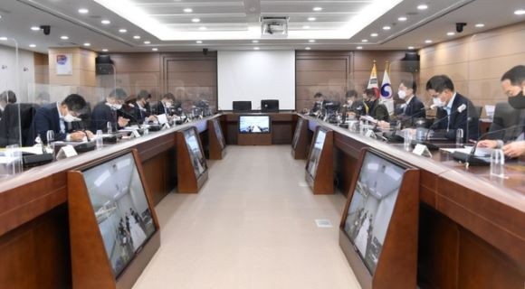 이억원 기획재정부 차관이 6일 세종시 정부세종청사에서 열린 제26차 요소수 수급 관련 범부처 대응 회의를 주재하고 있다. ⓒ 기획재정부