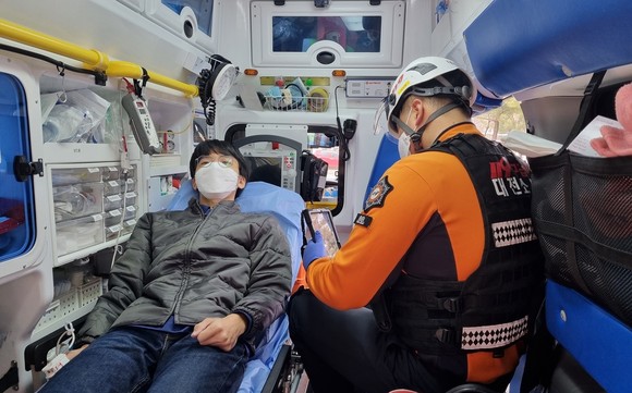 앱을 이용한 코로나19 의심환자 이송 모의훈련 모습. ⓒ 대전소방본부