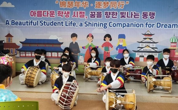7일 대전·선양·삿포로·노보시비르스크 4개 자매도시 청소년들이 온라인으로 장구 공연을 선보이고 있다. ⓒ 대전시