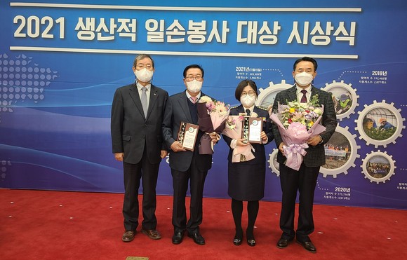 제천시 3개 단체는 지난 7일 '2021 생산적 일손봉사 대상' 시상식에서 단체부문 특별상을 수상 후 기념촬영을 하고 있다. ⓒ 제천시