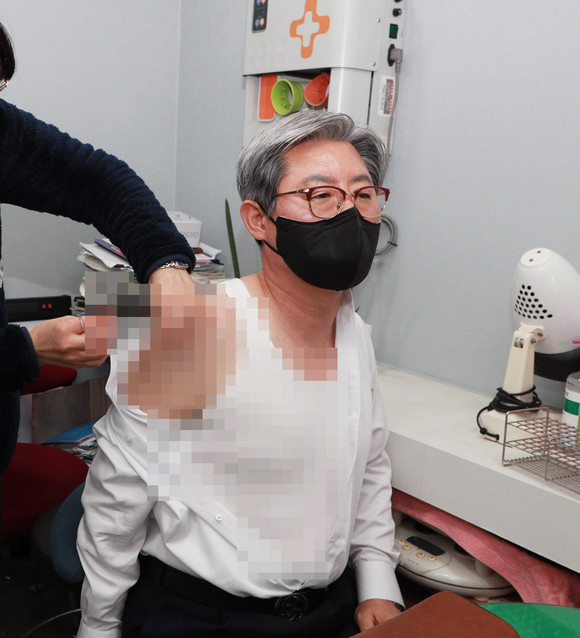 오태완 의령군수가 백신 추가 접종을 실시하고 군민들을 독려하고 있다. ⓒ 의령군