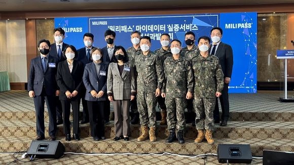 기자간담회에는 밀리패스 사업을 추진한 중소벤처기업부, 과학기술정보통신부, 한국데이터산업진흥원, 현대이지웰 등 주요 7개 기관과 기업의 대표자들이 참석했다. = 황현욱 기자