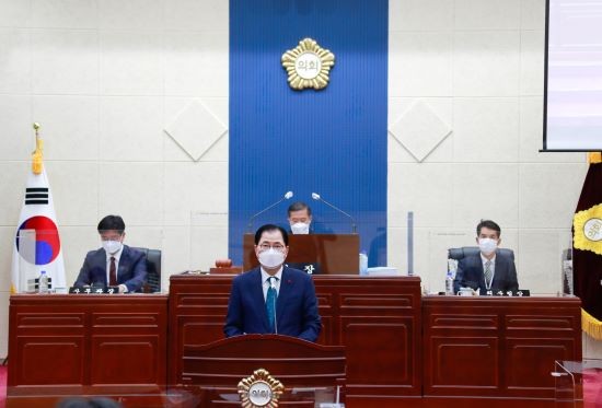 신우철 군수가 9일 완도군의회 정례회에서 시정연설을 하고 있다. ⓒ 완도군